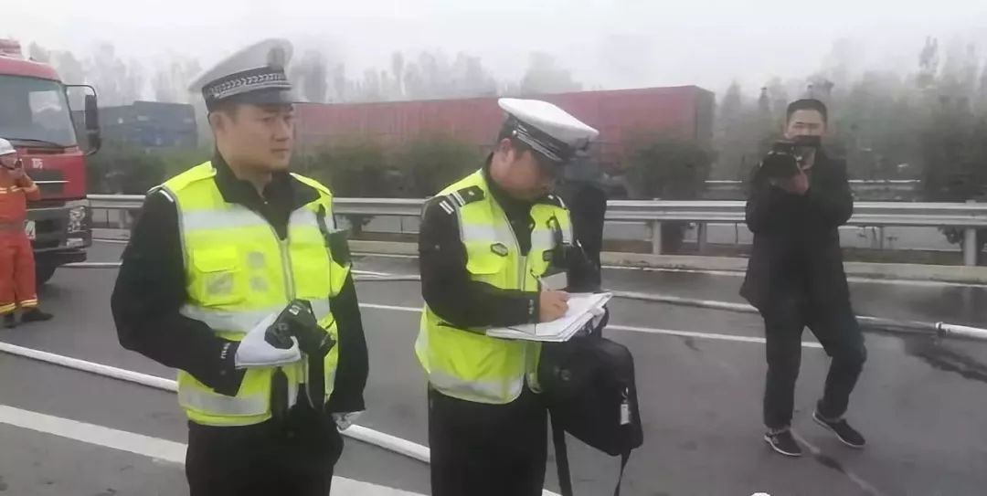 粤赣高速抗冰应急演练，应对道路结冰挑战，保障交通畅通无阻